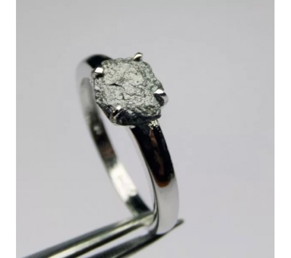 2,1 К необработен черен диамант в сребърен пръстен 925